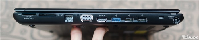 Cạnh phải có 2 khe đọc thẻ, cổng LAN, VGA, HDMI, USB 3.0, 2 USB 2.0 và lỗ khóa